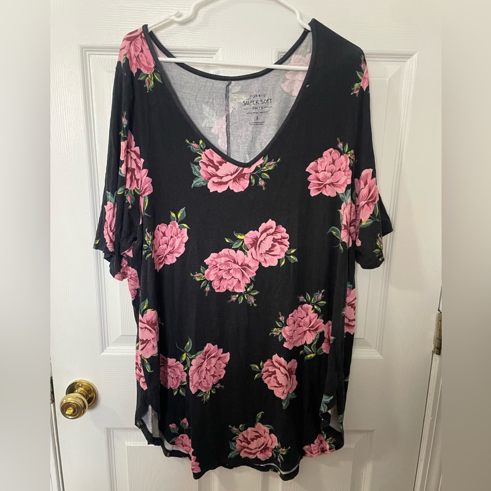 Torrid Super Soft Floral Flower top size 3 Plus Size